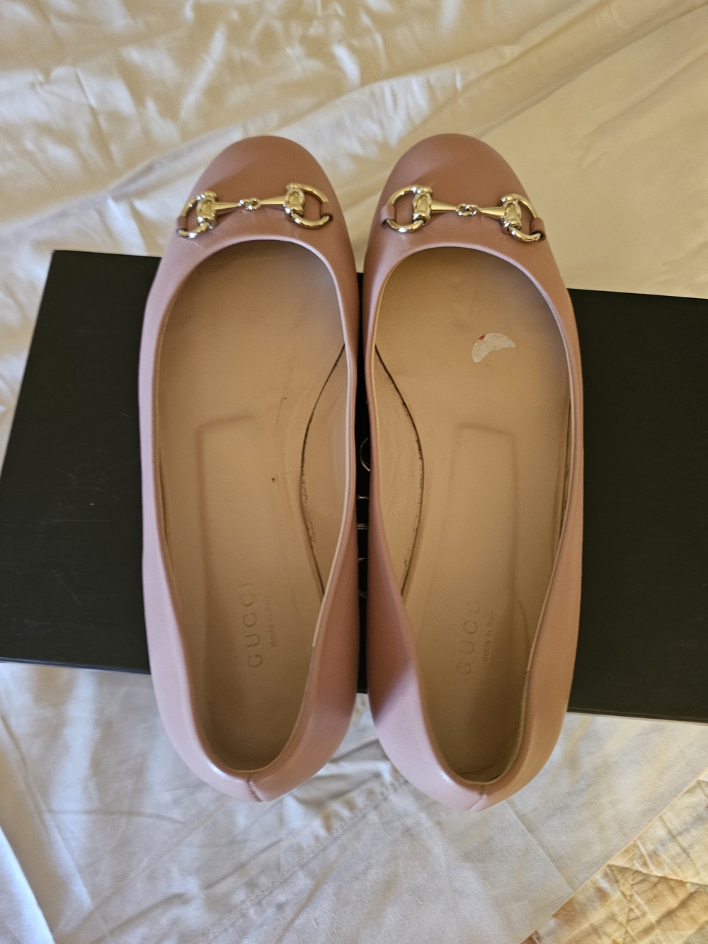 Gucci Dusty Pink Leather Slip-On Flats with Gold Chain - Picture 3 of 6